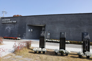 면천 성상리의 면천공립보통학교 만세운동기념관. 앞에는 독립운동을 주도했던 원용은·박창신·이종원 추모비.