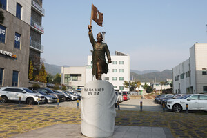 예산군청 앞에 세워진 ‘ 충남최초 3 ·1운동’예산3·1운동발생기념탑.