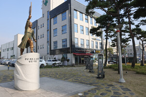 &nbsp;예산군청 앞 공원의 충남 최초 예산 3.1운동 기념탑.