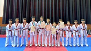 광천초등학교 태권도부. (왼쪽부터)김바다·이하늘·신혁·오여름·전상민 선수가 메달을 목에 걸고 상장을 들고 있다.