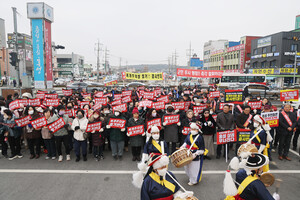 홍성군청에서 복개주차장으로 이동한 집회 현장에서 주민들이 피켓을 들고 ‘복개주차장 철거반대’를 외치고 있다.
