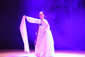 윤영옥 이애주한국전통춤회장이 ‘살풀이춤’을 선보이고 있다.