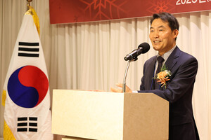 이영철 이임회장이 이임사에서 지난 임기 간 아쉬움을 달래며, 새롭게 구성을 마친 집행부의 앞날에 응원의 메시지를 전하고 있다.