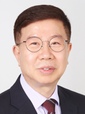 이성복대한고령친화산업학회 이사충남사회서비스원 감사충남지속가능발전협의회 위원&nbsp;칼럼·독자위원