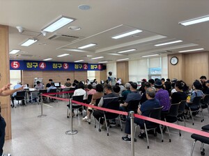 민생회복 소비쿠폰을 신청하기위해 군민들이 대기하는 모습.