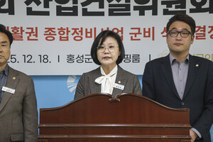 최선경 홍성군의회 산업건설위원회 위원장이 기자회견을 열고 지역사회에 큰 이슈가 됐던 복개주차장 철거가 포함된&nbsp; ‘홍성천지구 풍수해생활권 종합정비사업’ 관련 예산 일부를 삭감한 배경을 설명하고 있다.