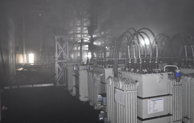 지난 22일 화제로 변압기 생산공장 내부에 연기가 가득히 들어차 있는 모습.