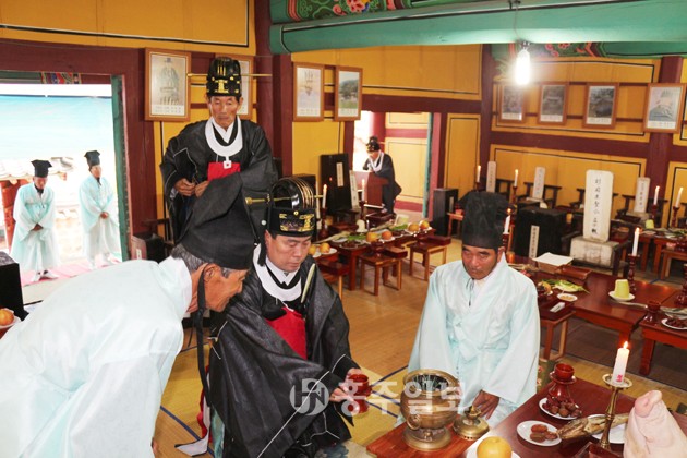 결성향교 추계 석전대제가 지난달 29일 오전 11시 결성면 읍내리 향교 대성전에서 유림, 기관단체장, 지역주민 등 50여명이 참석한 가운데 거행됐다. 결성향교는 충청남도기념물 제134호로 지정된 사적지로 전학후묘의 배치에 따라 앞쪽에 명륜당이 있고 뒤쪽에 대성전이 있다. 고려 시대 현종 1년에 창건됐다고 전해지나 건립연대에 대한 기록이 남아 있지 않아 정확히 알 수 없다. 조선시대에 들어와 인조 1년, 현종 15년, 순조 8년에 각각 중수한 기록이 있다.