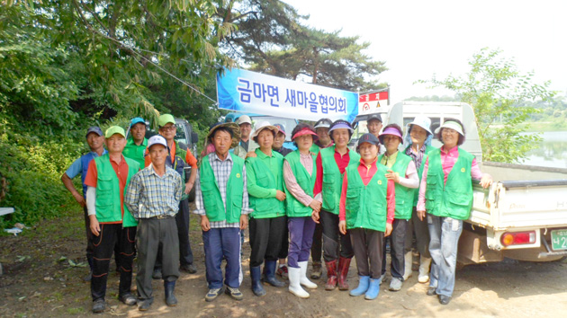 금마면 새마을협의회(회장 복진백)와 부녀회(회장 김화숙)는 지난 18일 20여명의 회원이 참석한 가운데 금마면 장성리와 봉서리 구간, 봉서저수지 일대에서 생활쓰레기를 수거하는 등 자연정화운동을 벌였다.