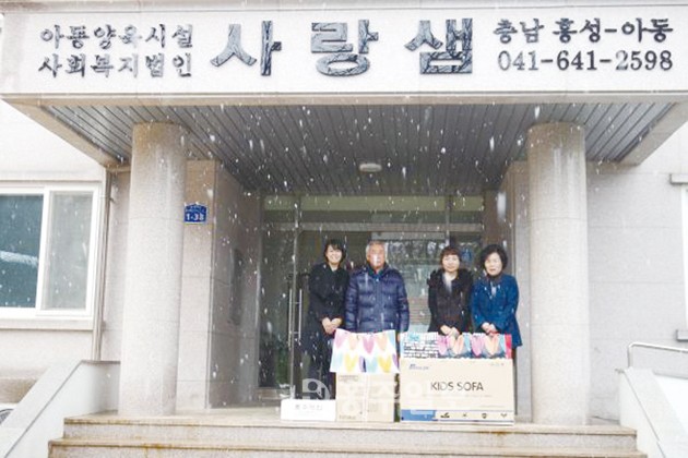 조양유치원(원장 박혜자)은 지난 16일 원감 이진진, 부장교사 조지숙과 알뜰시장 놀이 후 생긴 수익금을 가지고 아동양육시설 사회복지법인 사랑샘을 방문하여 생필품과 과자 및 떡을 전달했다.