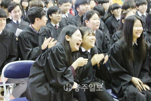 지난 5일 열린 홍동중학교 제43회 졸업식에서 친구들의 고등학교 생활 포부를 보고 학생들이 환하게 웃고 있다.