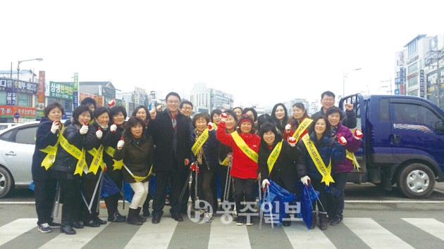 사단법인 한국여성농업인 홍성군연합회(회장 박완복)는 지난 19일 홍성천 복개주차장에서부터 홍주의사총까지 왕복 새봄맞이 자연정화 활동을 전개했다.