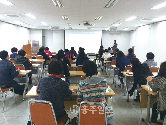 홍성도서관(관장 정성택)에서 지난 7일 직장인을 위한 야간 프로그램인 ‘쉽게 배우는 금융 재테크’ 교육을 실시한 가운데 참여자들의 큰 호응을 얻고 있다.