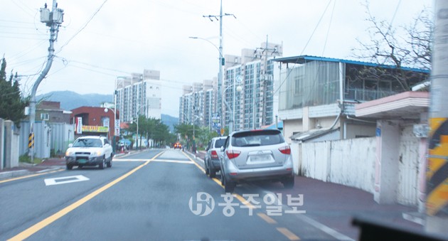 홍성군청에서 법원으로 향하는 도로 옆 인도에 차량들이 연이어 불법주차를 한 모습이다. 지나가는 군민 A씨는 “인도는 당연히 사람이 다니는 곳인데 왜 차를 대 놓는지 이해할 수 없다”며 “군에서 강력하게 단속을 해 줄 것”을 요구했다.