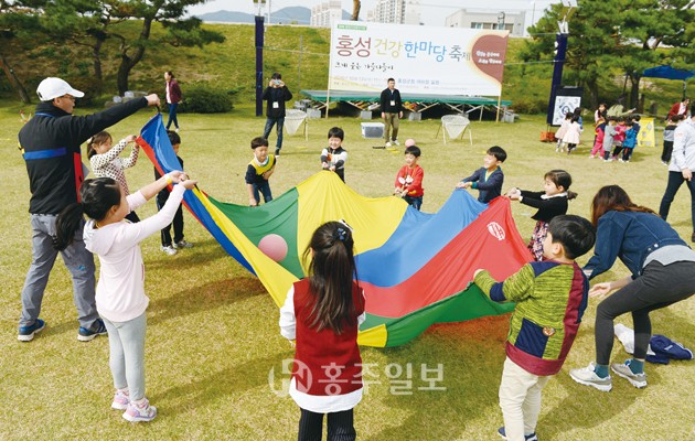 홍성군보건소는 지난 13일 여하정 일원에서 지역민들이 참가한 가운데 ‘건강 100세 동반자 홍성군’이라는 비전 아래 ‘제2회 생애주기 홍성 건강홍보한마당 축제’를 개최했다.