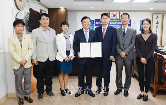 홍성군은 지난 13일 삼화페인트공업(주) 중앙연구소와 노인교통안전 컬러디자인 업무 협약식을 갖고 정부3.0 국민디자인 특화과제 성공적 추진을 위해 협력을 강화하기로 했다.