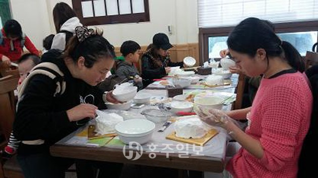 홍성군보건소는 영양플러스사업의 일환으로 영유아 부모를 대상으로 지난달 24일 맛도 좋고 엄마의 사랑과 정성이 가득한 영양 간식 ‘고구마 케이크 만들기’ 시간을 가졌다.