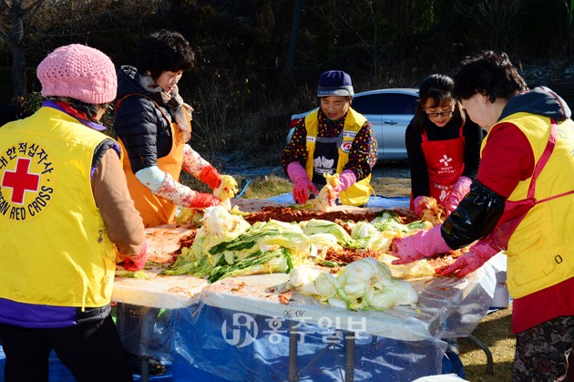 금마면 적십자봉사회(회장 이정희)에서는 28~29일 이틀간 적십자봉사회원들이 참여하여 ‘사랑의 김장김치 나눔 행사’를 갖고 300여 포기의 김장김치를 담가 이웃에 전달했다.