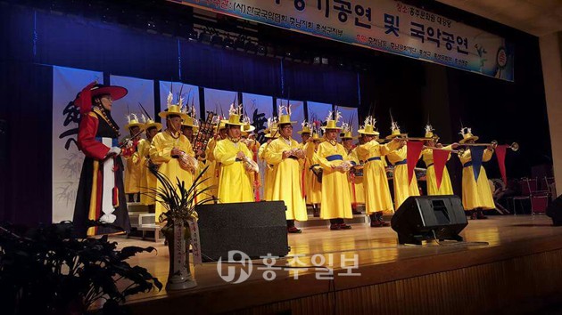 지난 6일 (사)한국국악협회 홍성군지부(지부장 강경숙)가 주최한 대취타 정기공연이 성황리에 개최됐다. 이날 대취타 공연을 시작으로 가야금 병창 등 수준높은 공연으로 관객들을 사로잡았다.  
사진-