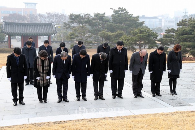 홍성군의회(의장 김덕배)는 지난 1일 충령사를 참배하며 정유년 새해를 맞이했다. 김덕배 의장은 “새로운 마음으로 홍성 발전과 군민 행복을 위해 최선을 다하겠다”고 밝혔다.