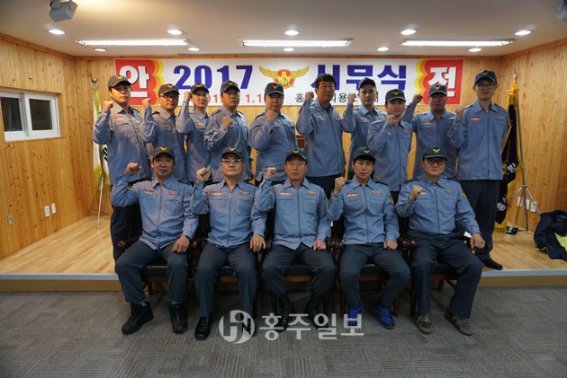 홍성읍의용소방대(대장 김경수)는 지난 15일 홍성읍의용소방대 2층 강당에서 홍성소방서 관계자와 대원 20여 명이 함께 참여한 가운데 시무식을 진행했다.