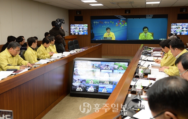 지난 10일 도청 영상회의실에서 농림축산식품부 주관 ‘AI 및 구제역 일일점검 영상회의’에 참가한 안희정 충남도지사가 황교안 대통령 권한대행 겸 국무총리와 구제역·AI 방역 대책을 논의하고 있다.