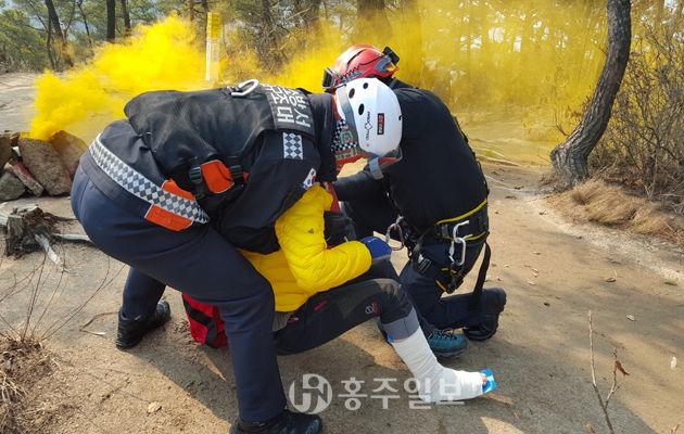 홍성소방서(서장 채수철)는 지난달 26일 용봉산 병풍바위 인근 산악사고에 출동해 산행 중 발목을 접질려 부상을 입은 박 모(53세)씨를 구조했다.