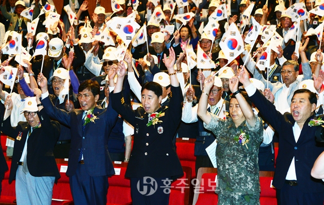 충남도는 지난 23일 도청 문예회관에서 안희정 충남지사와 참전용사, 보훈가족 등 500여 명이 참석한 가운데 ‘6·25전쟁 67주년 행사’를 개최했다. 이날 행사는 자유민주주의 수호를 위해 희생한 호국영령의 넋을 기리고 도민의 안보의식을 고취하기 위해 마련된 것으로, 충남도 주관 6·25전쟁 기념행사로는 지난해에 이어 이번이 두 번째다. 안희정 충남지사는 국민의 단결과 튼튼한 자주국방을 바탕으로 다시는 한반도에서 전쟁이 발생하지 않도록 국민들이 단결해야 한다고 강조했다. 한편 충남도는 올해 100억여 원을 투입, 충남보훈공원 조성과 보훈단체 운영 지원, 독립유공자 의료비 지원, 국가유공자 위문, 현충시설 건립 및 기능 보강 등의 사업을 추진하고 있다.