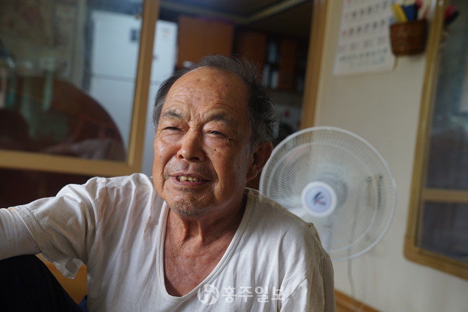 청양군 비봉면 강정리 마을회관에서 만난 안행웅(78) 씨.