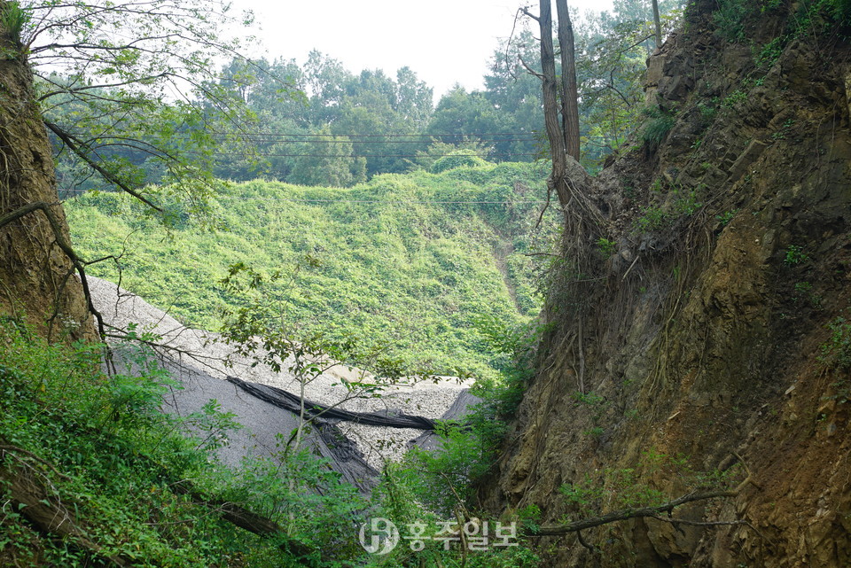 충남 청양군 비봉면 강정리 마을에 흔적이 남아있는 석면광산.