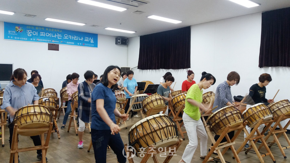 홍성문화원에서 맹연습 중인 모듬북 난타 동아리 ‘문화누리 북두칠성’ 회원들