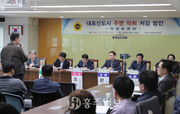 한 주민이 토론자들에게 축산 악취저감에 대한 질의를 하고 있다.