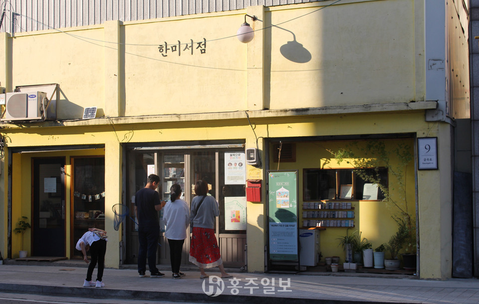 인천 배다리 헌책방거리의 한미서점은 드라마 촬영장소로 유명해졌으며, 2대째 이어지는 헌책방이다.