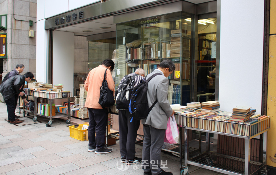 진보초 헌책방에서 고객들이 책을 고르고 있다.