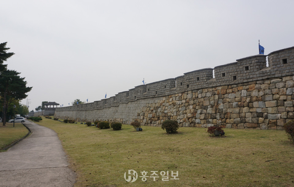 수원 화성은 조선시대 개혁군주 정조대왕의 꿈이 담긴 성곽으로 우리나라 성곽 건축사상 가장 독보적인 면모를 자랑한다. 1997년 유네스코 세계유산으로 등재됐다.