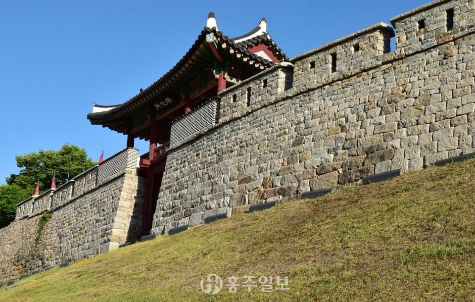 홍주읍성 복원계획에 따라 지난 2013년 복원된 홍주읍성 남문인 홍화문.