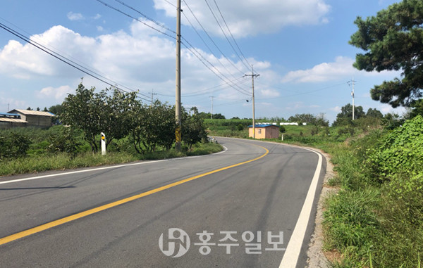 도로의 굽은 정도가 현저한 탓에 크고작은 교통사고가 발생하고 있는 지방도 609호선 홍성군 홍동면행정복지센터 인근도로. 사진제공= 홍동면행정복지센터