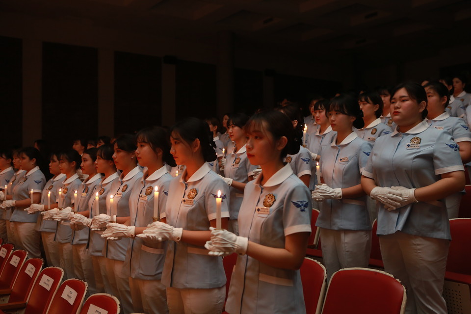 14일 청운대학교 홍성캠퍼스 신애관 대강당에서 이 학교 간호학과 2학년 재학생 82명을 대상으로 '제9회 나이팅게일 선서식'이 개최됐다.