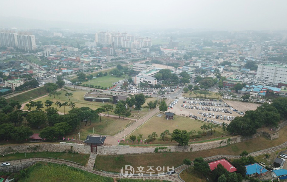 홍주읍성 남문(홍화문)방향에서 본 홍주읍성 전경.