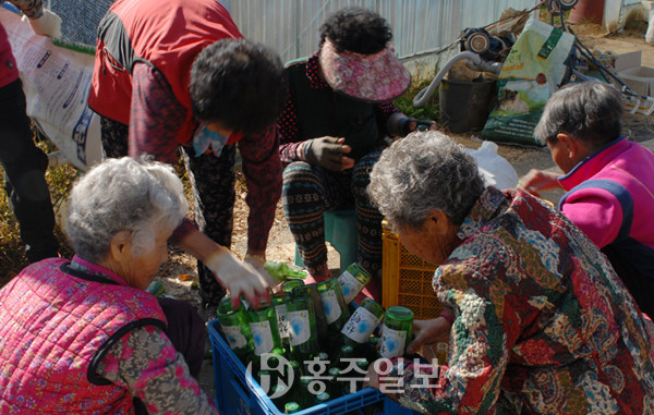 "주민들이 모은 마을 폐병 정리중이에요. 농협마트에 갖다주면 커피로 바꿀 수 있대요. 마을회관에서 사용할 거예요."