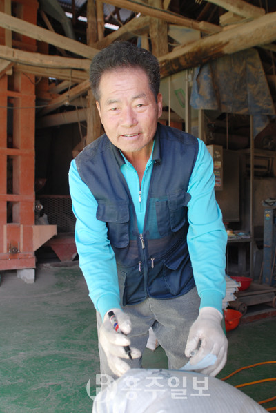 "얼마전에 추수한 쌀 정미하고 있슈."