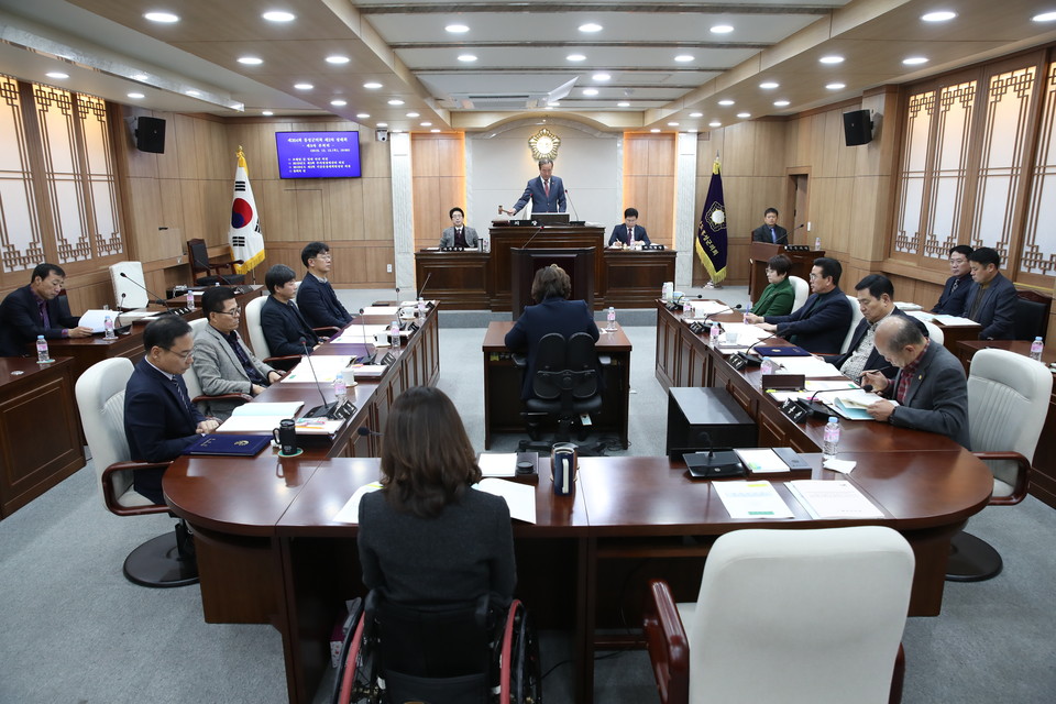 홍성군의회는 12일 2019년도 홍성군 제3회 추가경정예산 160여억 원을 확정했다.