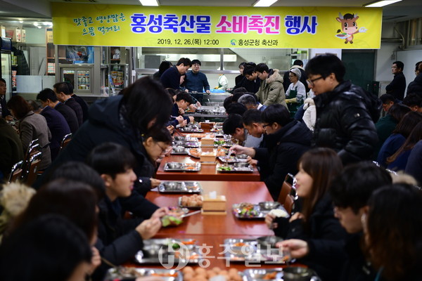 지난 26일 진행된 군청 내 구내식당에서 진행된 소비촉진 행사에 군청 직원들이 점심식사를 하고 있다.