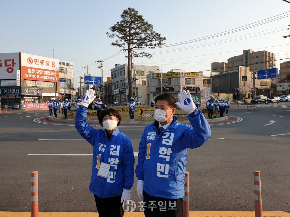 4.15총선 공식선거운동 개시일인 지난 2일 유세에 나선 더불어민주당 김학민 후보