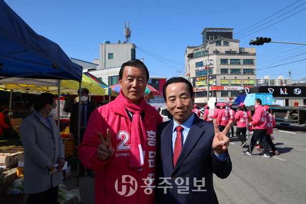 지난 5일 예산 역전장 유세현장을 찾은 한국낙농육우협회 이승호 회장(오른쪽)과 홍문표 후보.