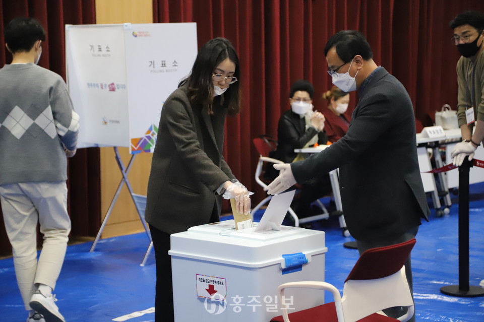 충남도서관 문화교육동 1층에 마련된 홍북읍사전투표소를 찾은 유권자들이제21대 국회의원 선거 사전투표 첫날 자신의 한표를 행사하고 있다. 오는 15일 선거일에 투표할 수 없는 유권자들은 10일과 11일 이틀동안 진행되는 사전투표 기간 인근 투표소를 찾아 투표하면 된다.