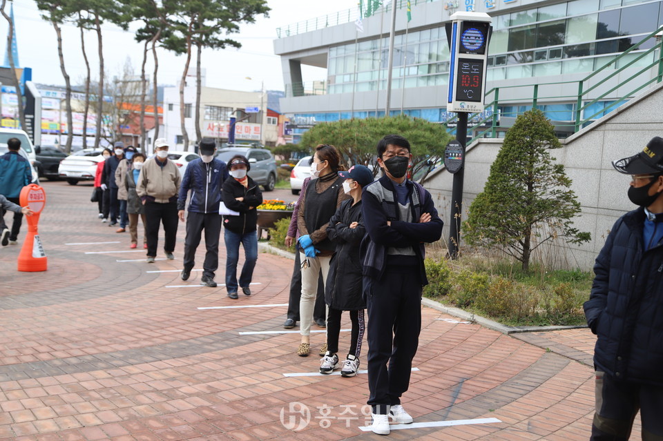 지난 11일 홍성군 광천읍사전투표소가 마련된 광천문예회관에 유권자들이 사전투표하기 위해 길게 줄을 서서 기다리고 있다.