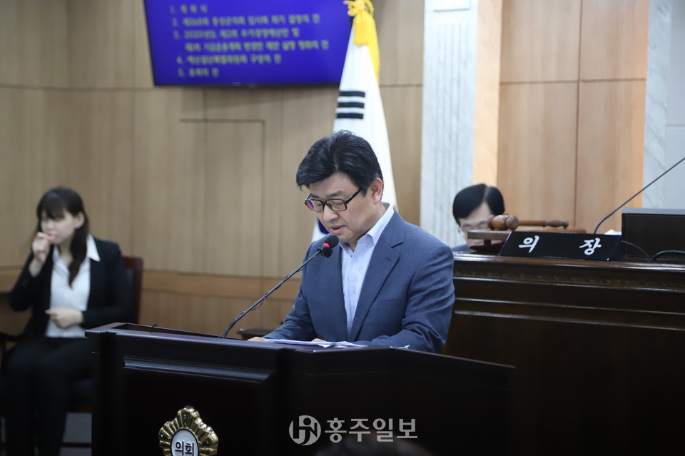 홍성군은 코로나19로 어려움을 겪고 있는 지역경제 활성화를 위해 제2회 추경안을 군의회에 제출했다. 홍성군의회 제268회 임시회 제1차 본회의에서 군의원들을 상대로 김승환 군 기획감사담당관이 추경 편성배경과 주요반영내용을 설명하고 있다.