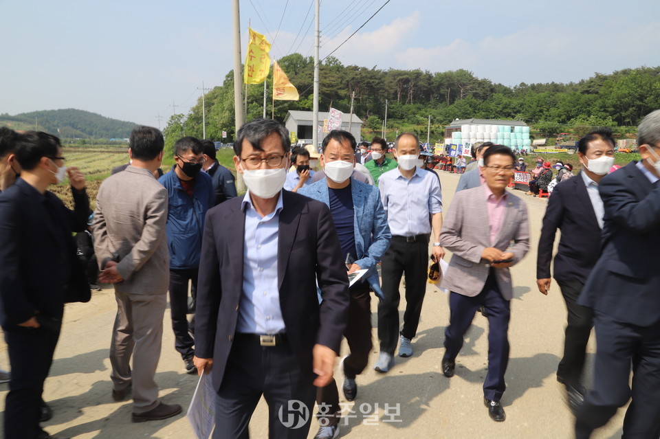 갈산 주민 200여 명이 지난달 29일 오두리폐기물 처리장 사업예정지로 통하는 농로 양측에 ‘인간 띠 잇기’를 한 채 이 길을 통과하는 박하준 금강유역환경청장 일행에게 사업반대의사를 밝히고 있다.