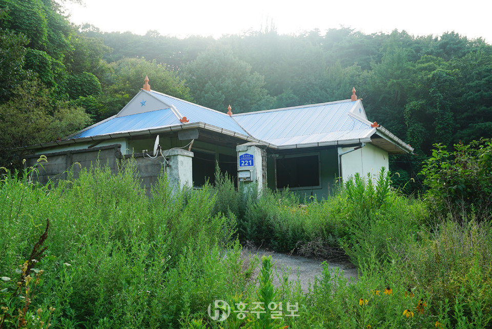 충남도는 도시와 농어촌지역의 3만여 가구에 이르는 빈집실태를 오는 9월말까지 빈집정보와 플랫폼을 구축할 예정이다. 사진은 홍성읍의 빈집.